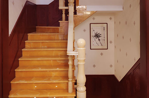 相山中式别墅室内汉白玉石楼梯的定制安装装饰效果